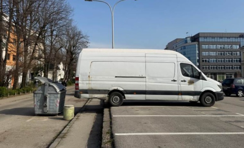 Kamion blokirao trotoar: Novi kandidat za “spadanje” na parkingu u Banjaluci FOTO