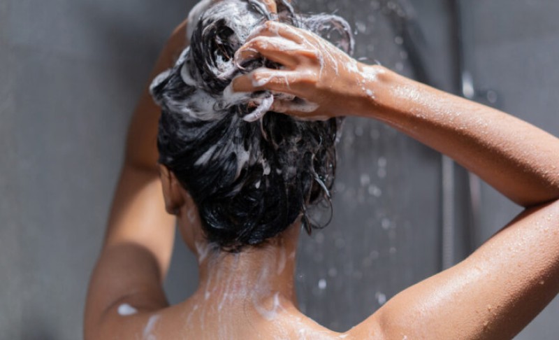 Vječita dilema: Stručnjak otkriva koliko dugo treba držati šampon na kosi prije ispiranja