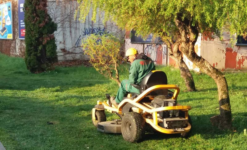 Ekipe zasukale rukave: Počelo košenje trave na području Banjaluke