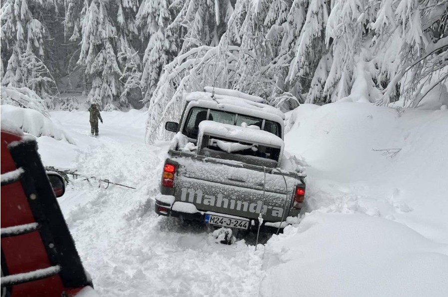 Hitna intervencija na Kozari: Evakuisano šest osoba iz blokiranih vozila FOTO
