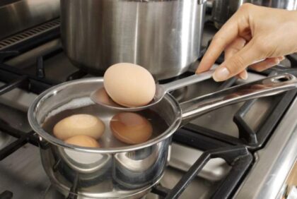 Caka sa iglom koja sprečava pucanje jaja tokom kuvanja: Morate da je isprobate ovog Uskrsa