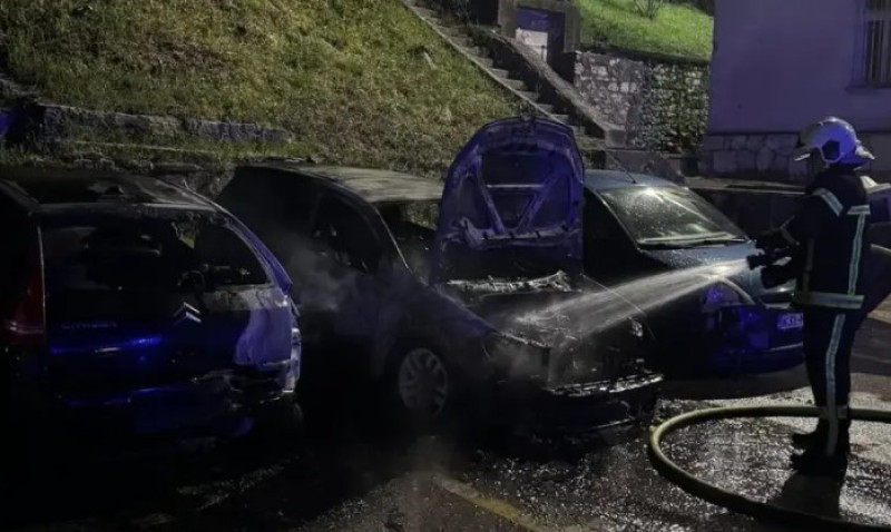 Izgorjelo šest automobila: Vatrogasci gasili požar u dvorištu srednje škole u BiH