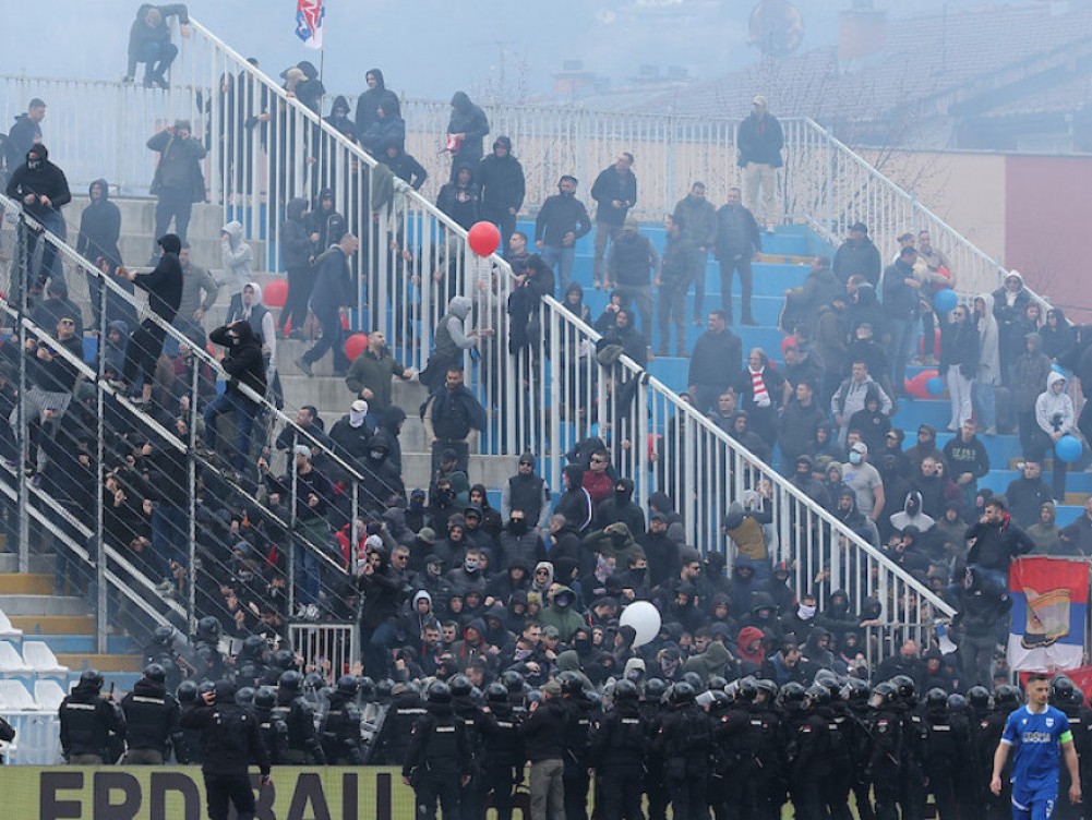 Sukob navijača ispred policije: Novi snimak tuče navijača Novog Pazara VIDEO