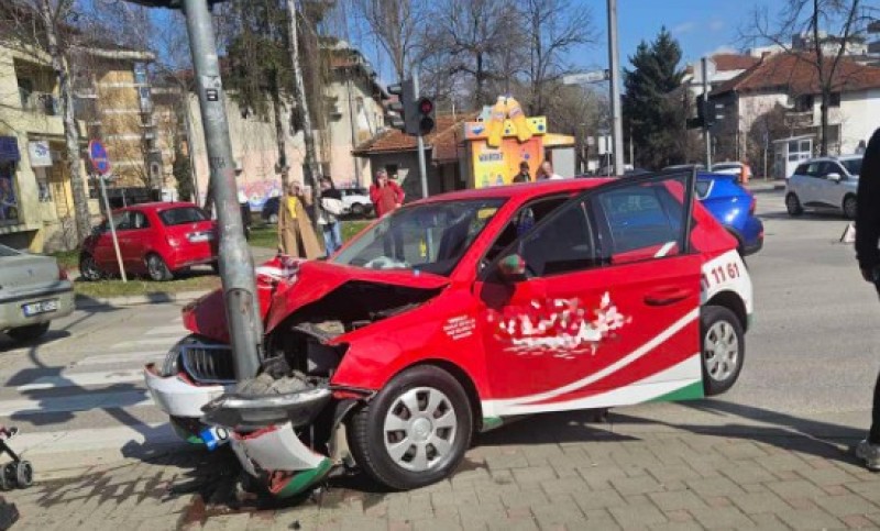 Automobilom se zabio u semafor: Nesreća u Banjaluci, stvaraju se velike gužve