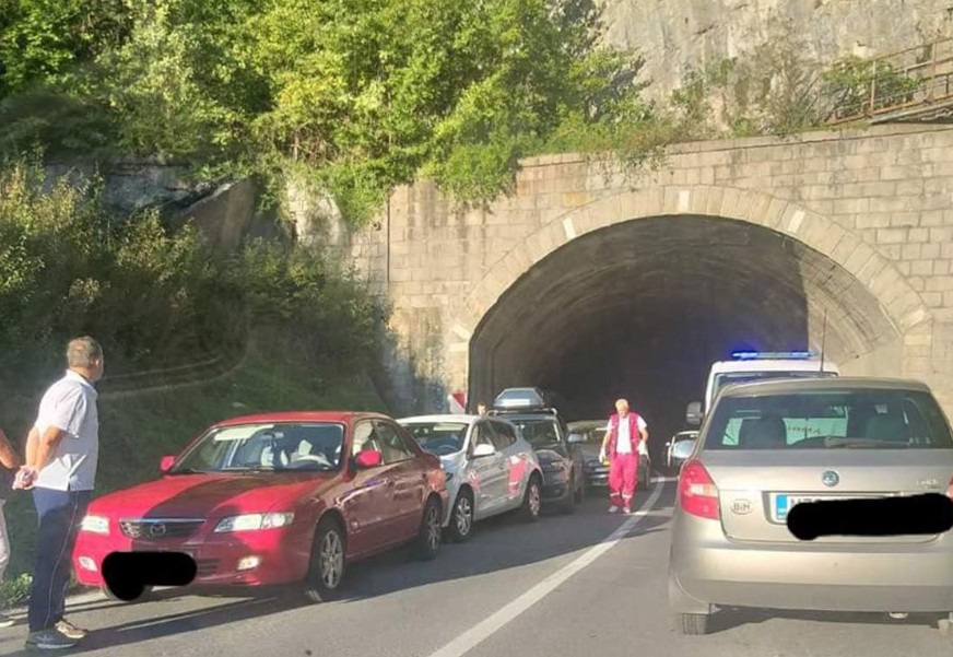 Teška nesreća u BiH! Pet vozila sudarilo se u tunelu, troje povrijeđeno