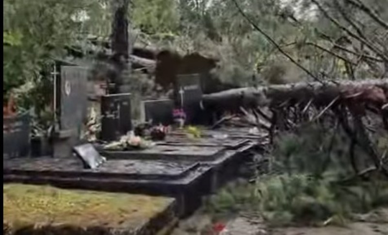 Snažno nevrijeme poharalo groblje: Apel građanima da ne izlaze napolje ako baš ne moraju VIDEO