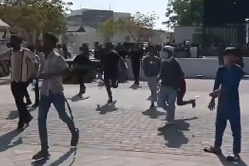 Drama u Pakistanu: Demonstranti upali u američki konzulat u Karačiju, ubijeno najmanje 9 ljudi VIDEO