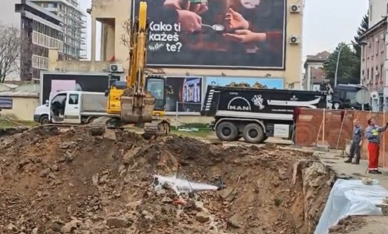 Centar Banjaluke bez vode! Presječena cijev tokom kopanja za parohijski dom VIDEO
