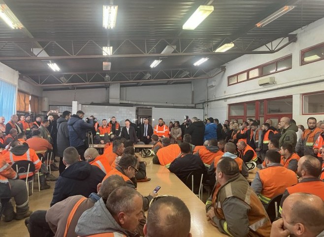 Odbijaju hranu, strahuju za plate! Đokić sa radnicima “Nove Ljubije” koji protestuju FOTO