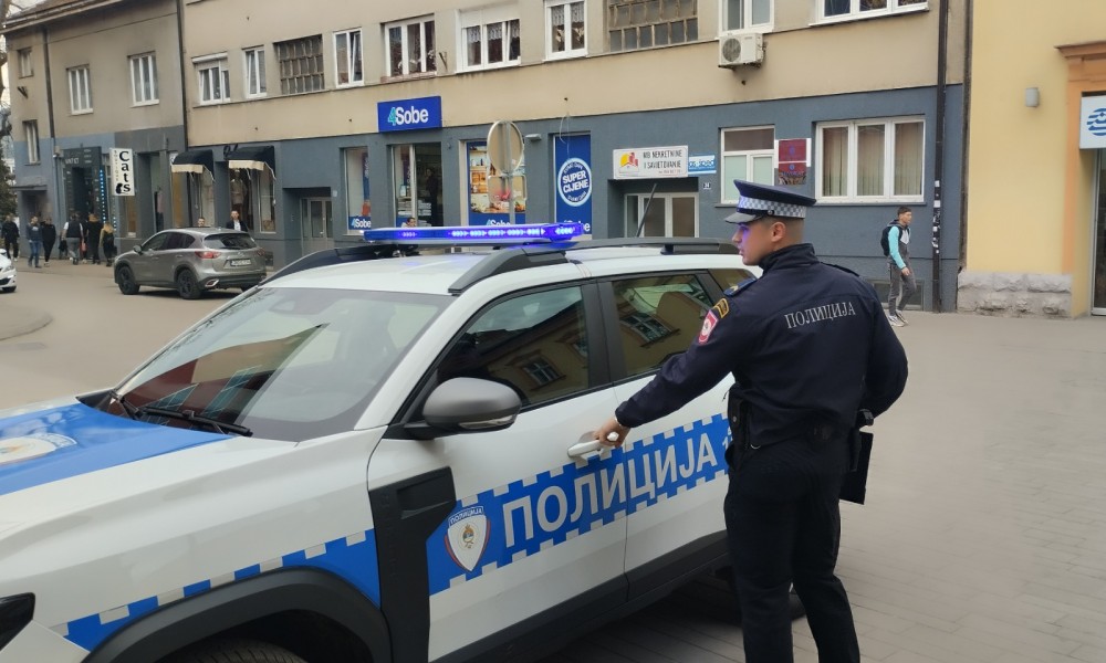 Nesvakidašnja scena u centru Banjaluke: Policija blokirala prolaz, muškarac se kreće nag FOTO