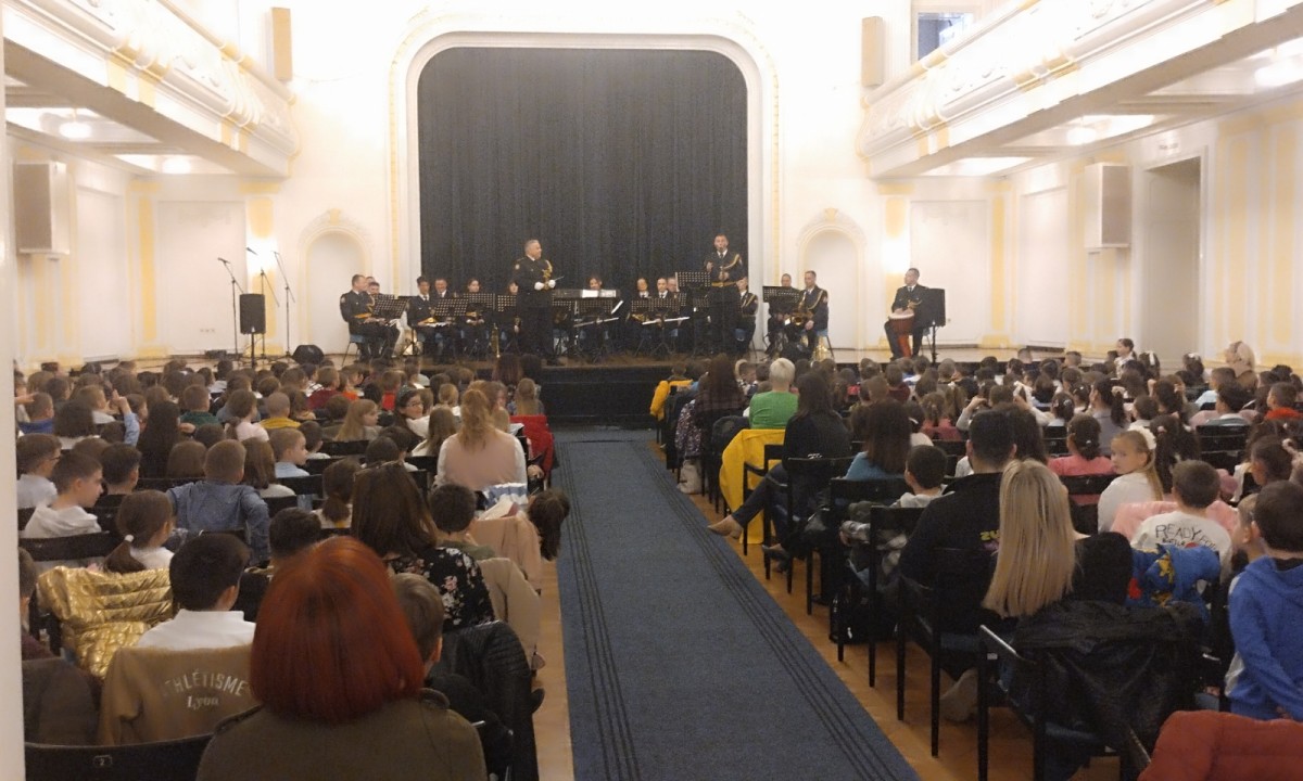 Dječije pjesme, Diznijevi hitovi i puno osmijeha: Mališani uživali na koncertu Policijskog orkestra u Banjaluci FOTO/VIDEO