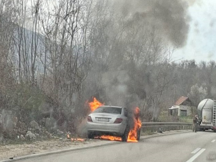Buktinja kod Dabraca: Automobil u potpunosti izgorio na putu Banjaluka – Mrkonjić Grad