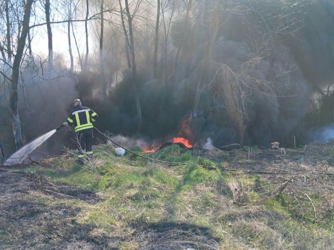 Hitno alarmirani vatrogasci: Požar u blizini stare deponije u Karakaju