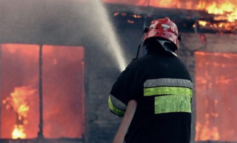 Hitno alarmirani vatrogasci: Vatra “progutala” krov kuće kod Bijeljine