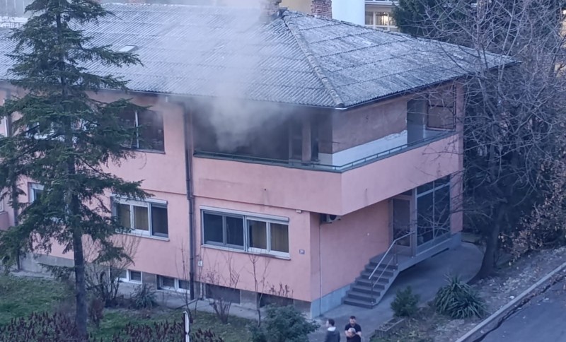 Dim kulja iz stambene zgrade u BiH: Vatra planula u stanu, vatrogasci na terenu