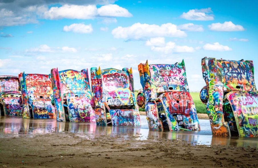 Neobična umjetnička instalacija izgleda kao napušteno groblje automobila FOTO