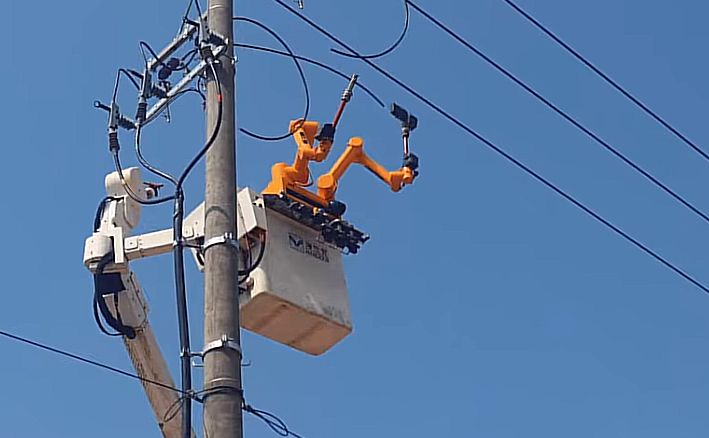 Kina ima robote električare koje uspješno vrše popravke na dalekovodu VIDEO
