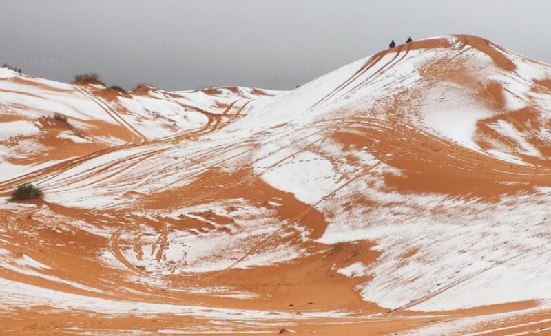 Snijeg pao u Sahari: Bijeli prekrivač prekrio zlatni pijesak
