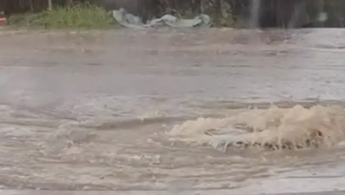 Jaka kiša u Banjaluci poplavila ulice: Šahtovi poput gejzira VIDEO