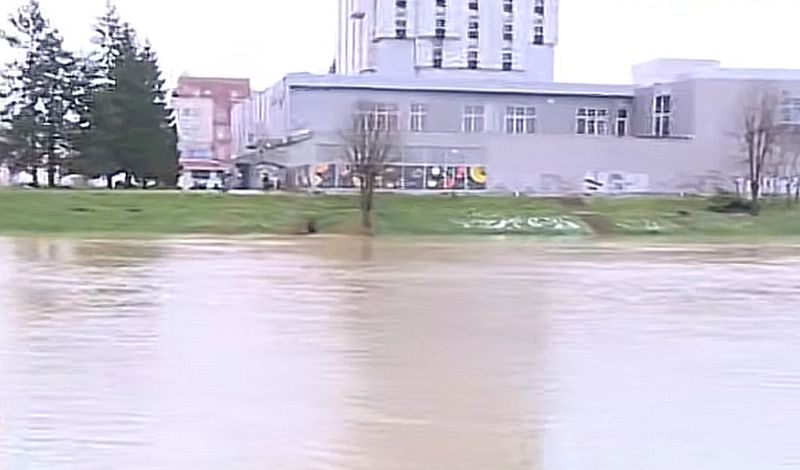 Mirna noć u Prijedoru, u Derventi problem s kanalima VIDEO