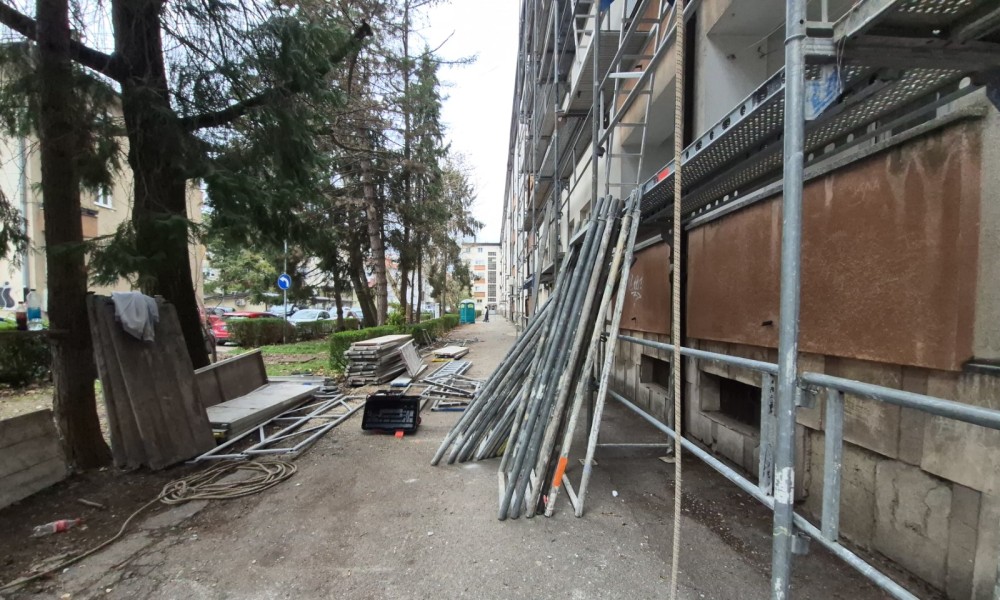 Skele u samom centru Banjaluke: Stanari iz Kninske poručuju – nije ovo džabe FOTO/VIDEO