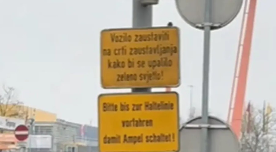 Nevjerovatan detalj zabilježen u Gracu: Saobraćajni znak ispisan na srpskom jeziku