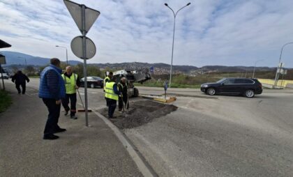 Redovno održavanje saobraćajnica: Počelo krpljenje udarnih rupa u Banjaluci FOTO