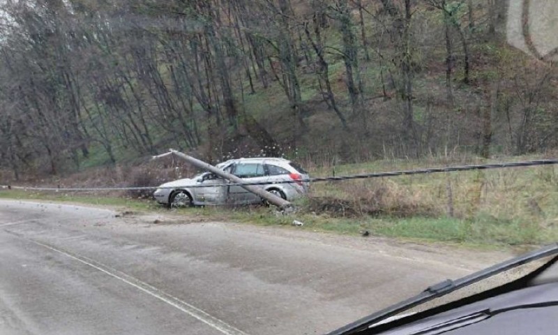 Nezgoda kod Banjaluke: Stub rasvjete pao na automobil