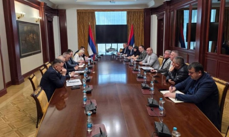 Minić sa prevoznicima i privrednicima: Primijenićemo sve mehanizme za nesmetano poslovanje FOTO