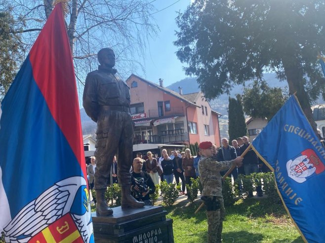 Služen je i parastos! Otkriven spomenik komandantu Miloradu Miši Pelemišu