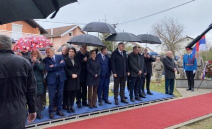 Položeni vijenci kod spomen-krsta u Sijekovcu: Obilježene 34 godine od zločina nad Srbima FOTO