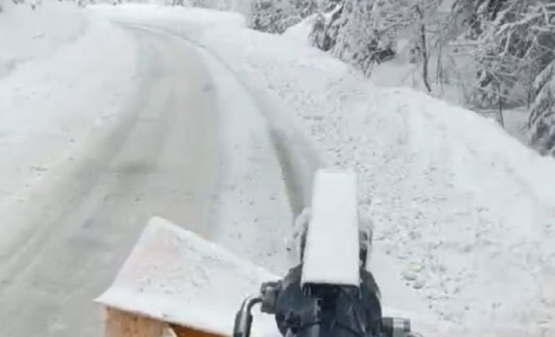 Novi snijeg – isti problemi: Nestanci struje i zatrpani putevi širom Srpske VIDEO
