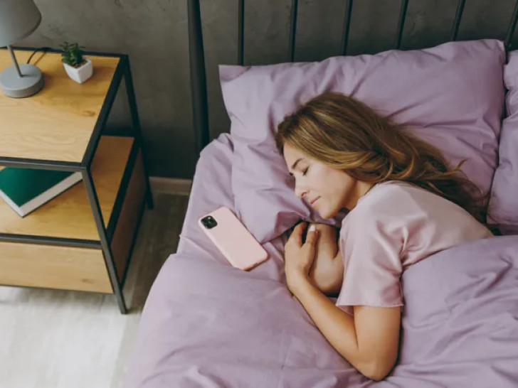 Stručnjaci objašnjavaju: Evo šta se zaista dešava kada spavate pored mobilnog