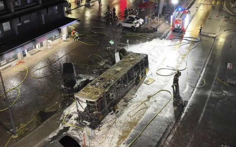Muškarac se polio benzinom i zapalio u autobusu: Poginulo najmanje šest osoba