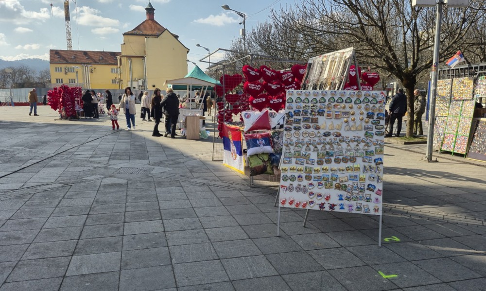 Dan žena u sjenci štandova: Zašto su pokloni u centru Banjaluke naređani zbrda-zdola