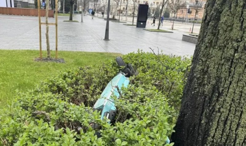 Ne tako lijep prizor sa ulica Banjaluke: Električni trotinet bačen u grmlje