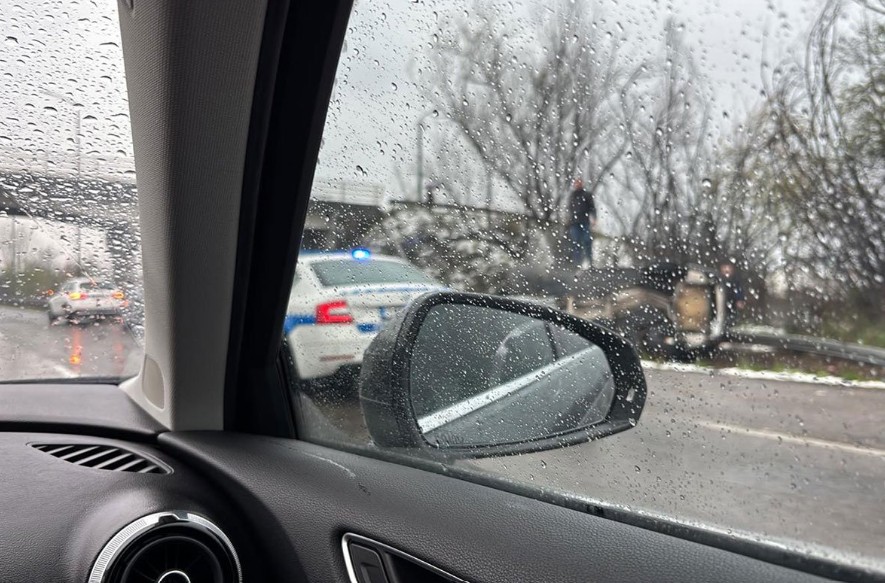 Udes i zastoj na brzoj cesti kod Banjaluke: Prevrnuo se automobil