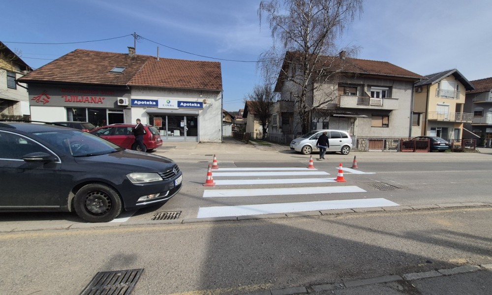 Auta se bukvalno provlače: Zbog čunjeva vozi se slalom u glavnoj ulici na Laušu FOTO