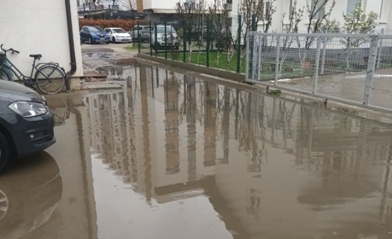 Stanari traže hitnu pomoć: Ulaz u zgradu u Banjaluci pod vodom