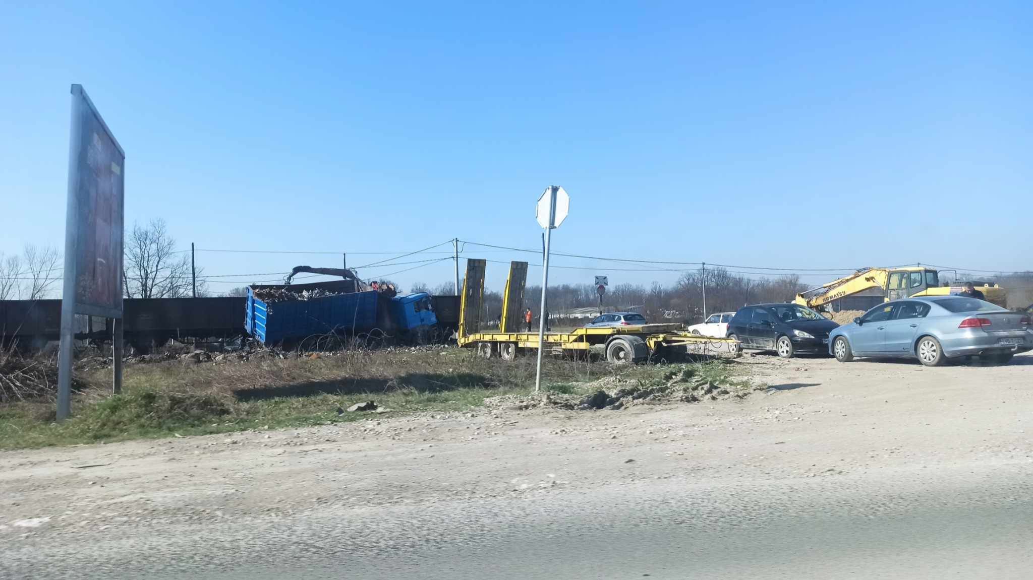 Nesreća u Živinicama: Sudarili se voz i kamion, povrijeđen vozač