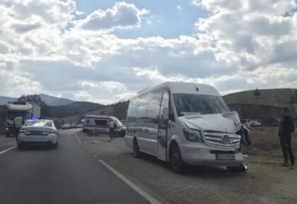 Hitna i policija na mjestu nesreće: Stravičan sudar na putu ka Zlatiboru, saobraćaj otežan