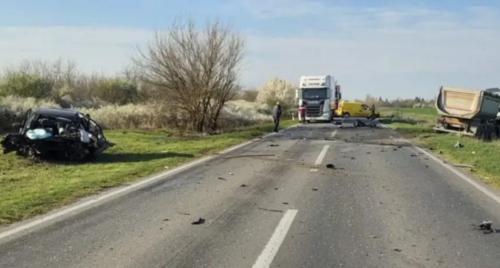 Teška nesreća: Poginuo vozač “BMW-a”, zabio se direktno u kamion