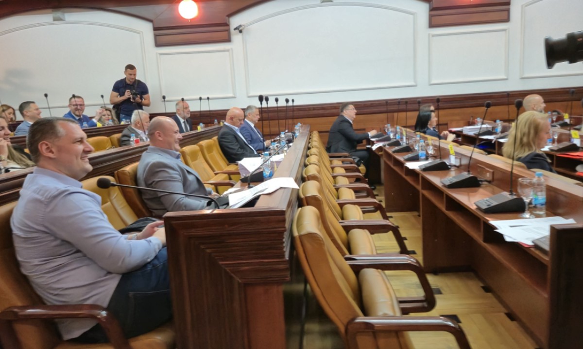 Treba li nam kredit i za djecu? I igrališta posvađala banjalučke odbornike