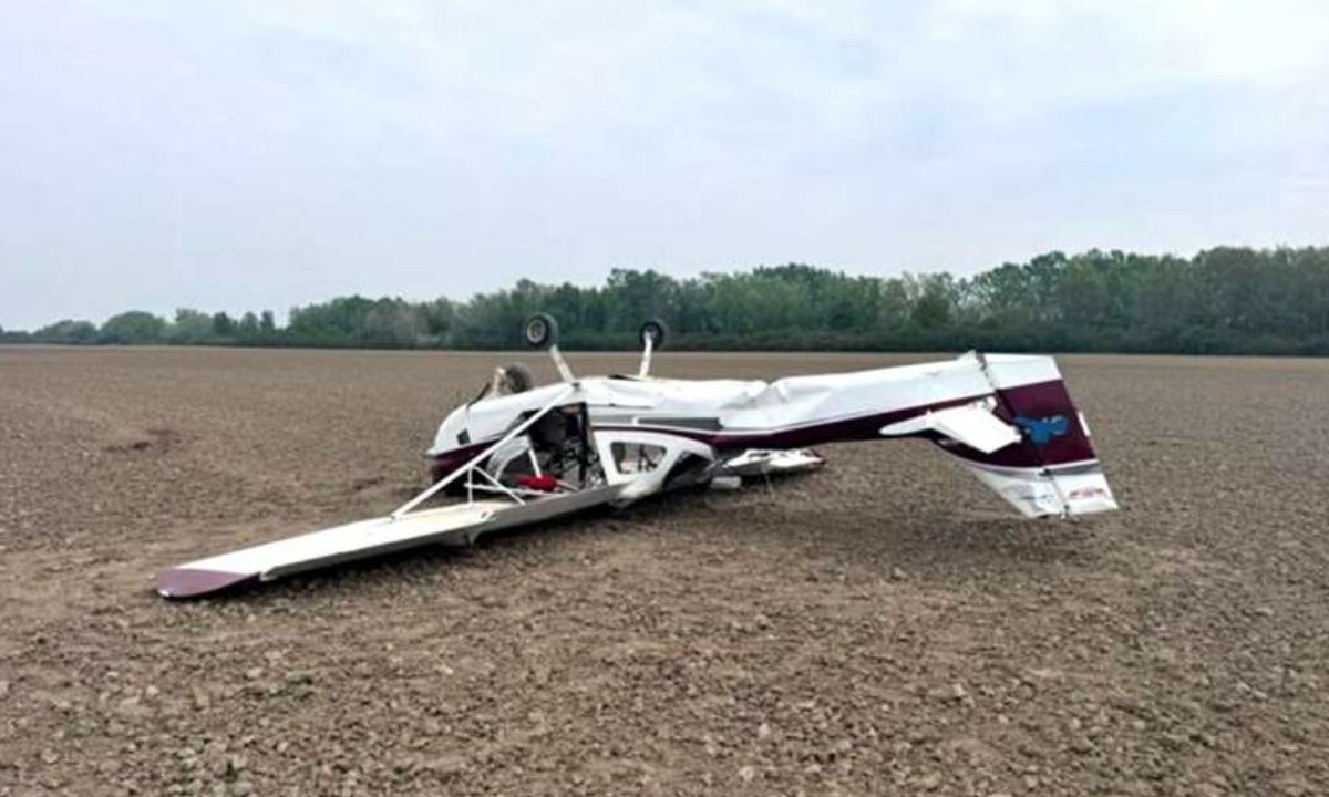 Drama u Slavoniji: Avion prinudno sletio u polje, pilot u bolnici