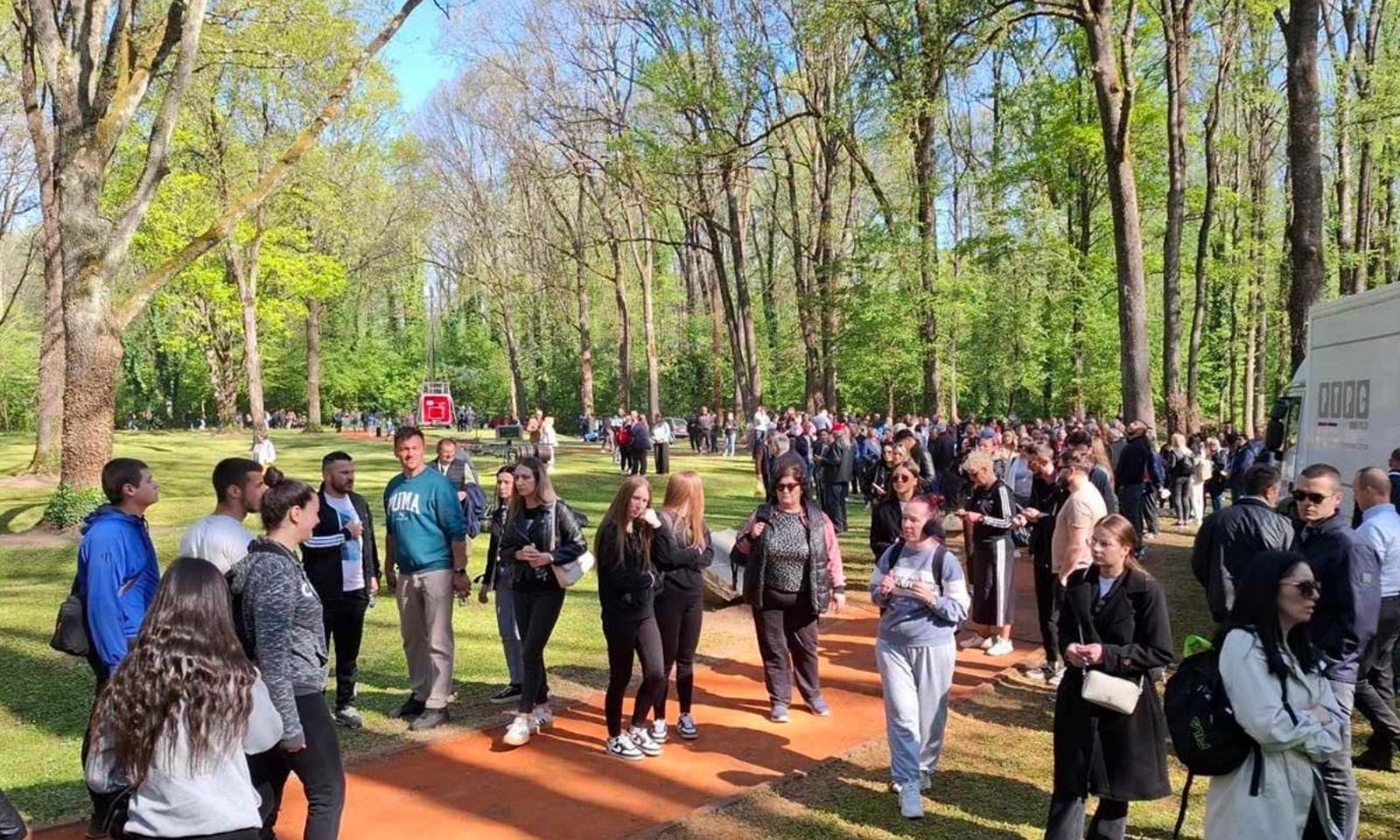 Donja Gradina u znaku sjećanja: Građani iz cijele Srpske odaju počast žrtvama FOTO/VIDEO