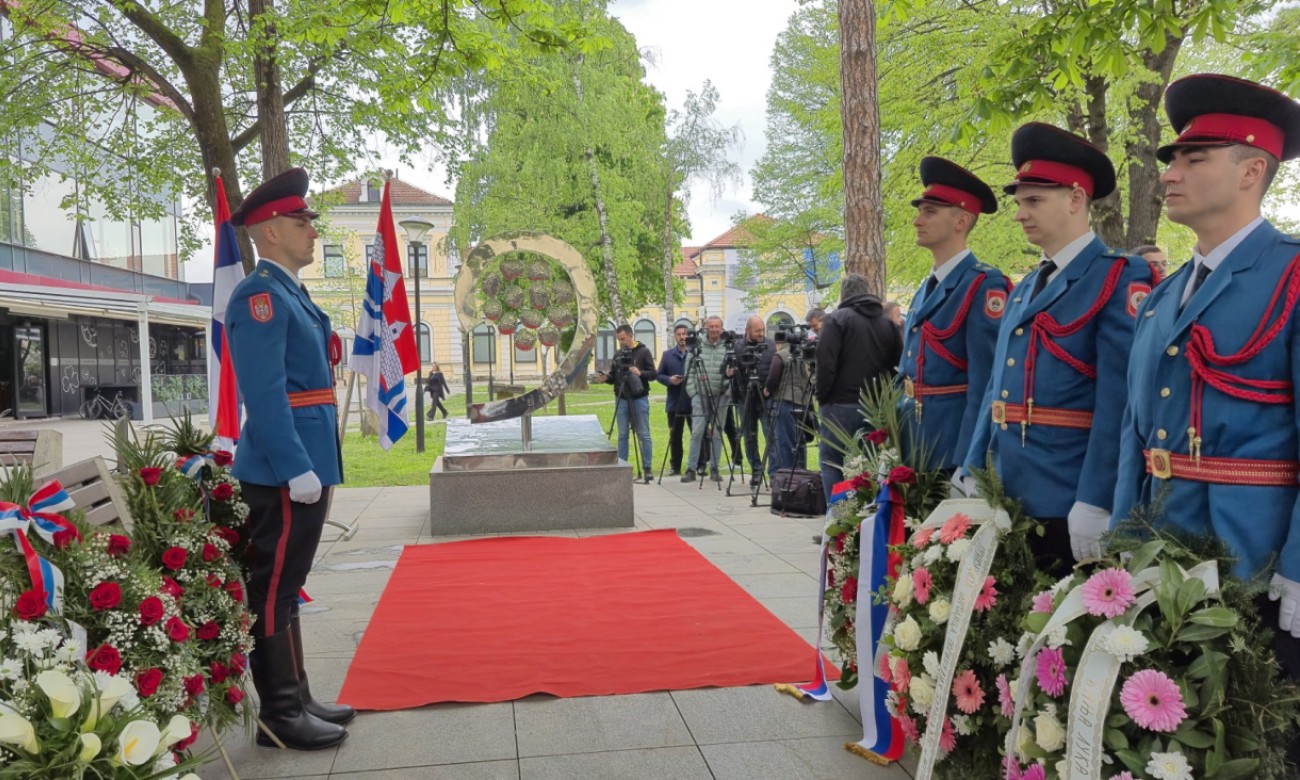 Dan grada Banjaluka: Položeni vijenci na spomen-obilježju poginulim borcima i na Spomenik 12 beba FOTO