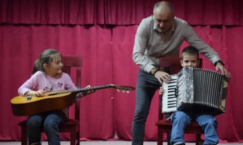 Muzika u vrtiću – dodatni trošak za roditelje: Zašto neki vaspitači ne koriste svoje znanje FOTO