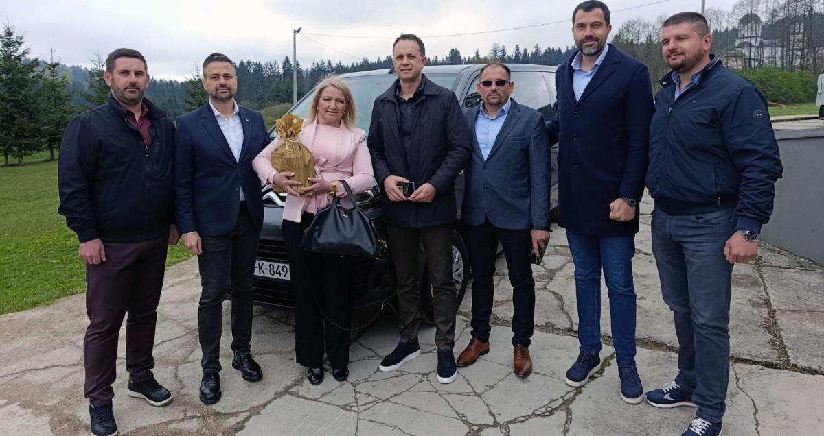 Humana misija! Dodik i Amidžić pomogli da škola u Sitnici dobije kombi za prevoz učenika FOTO