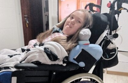 Pozovi humanitarni broj 1415! Dejana iz Teslića treba našu pomoć