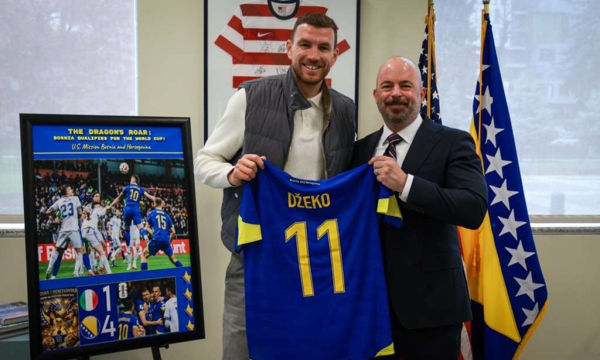 Džeko posjetio Ambasadu SAD-a : Ginkelu poklonio dres reprezentacije BiH